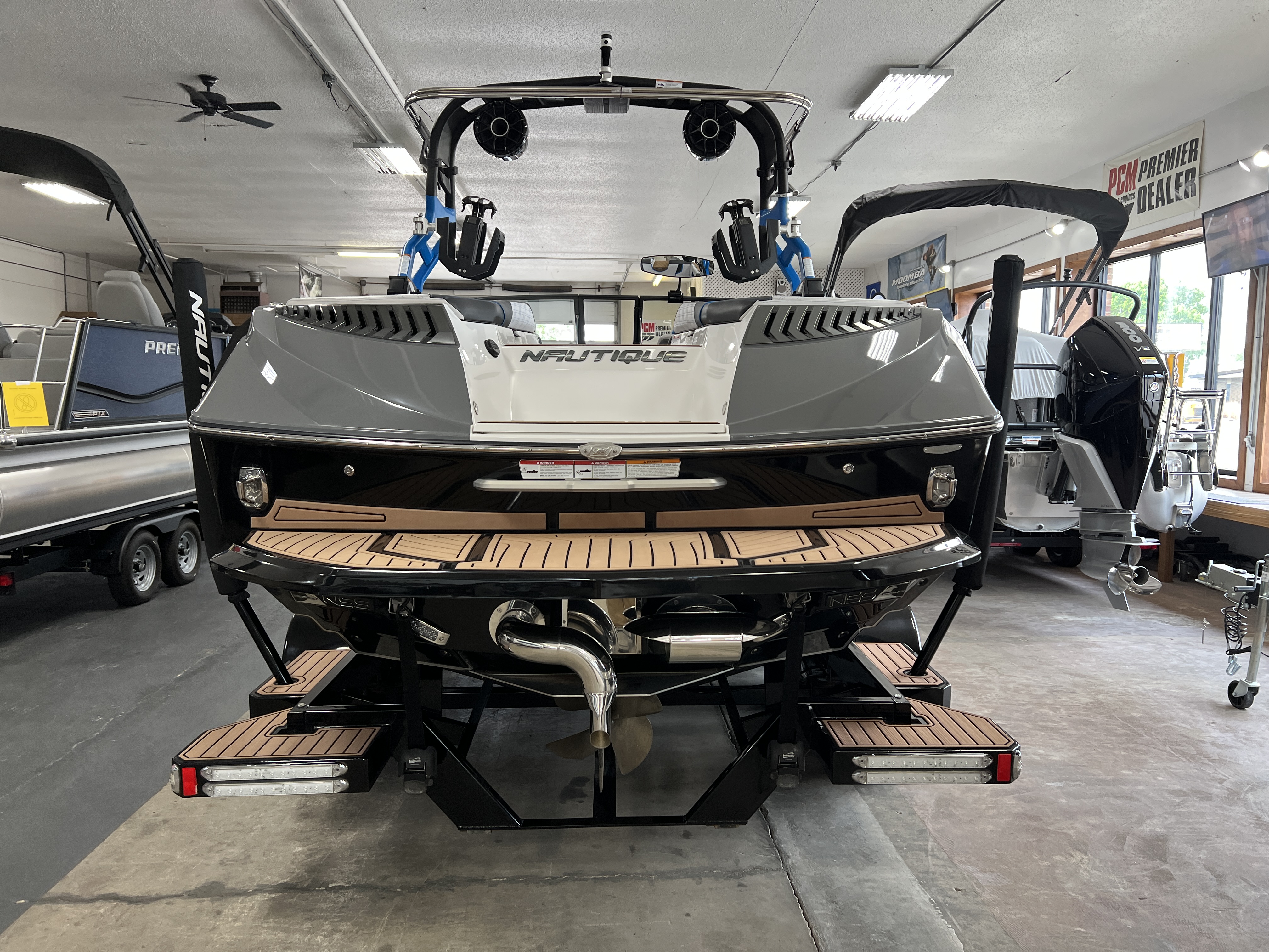 2018 NAUTIQUE G25 * XR7 * TRIPLE AXLE TRAILER 