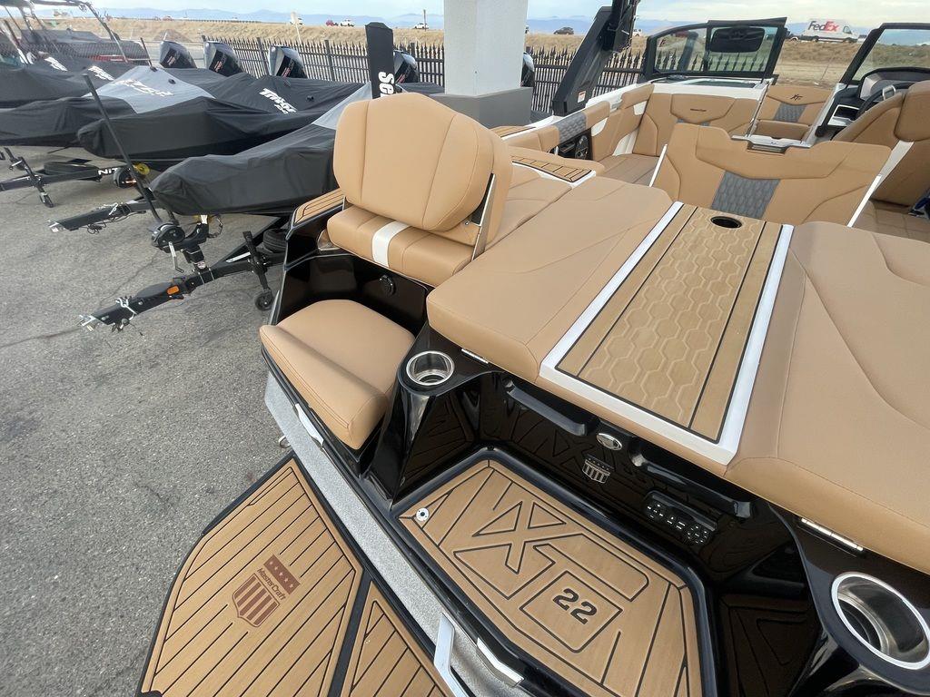 2022 MasterCraft XT22