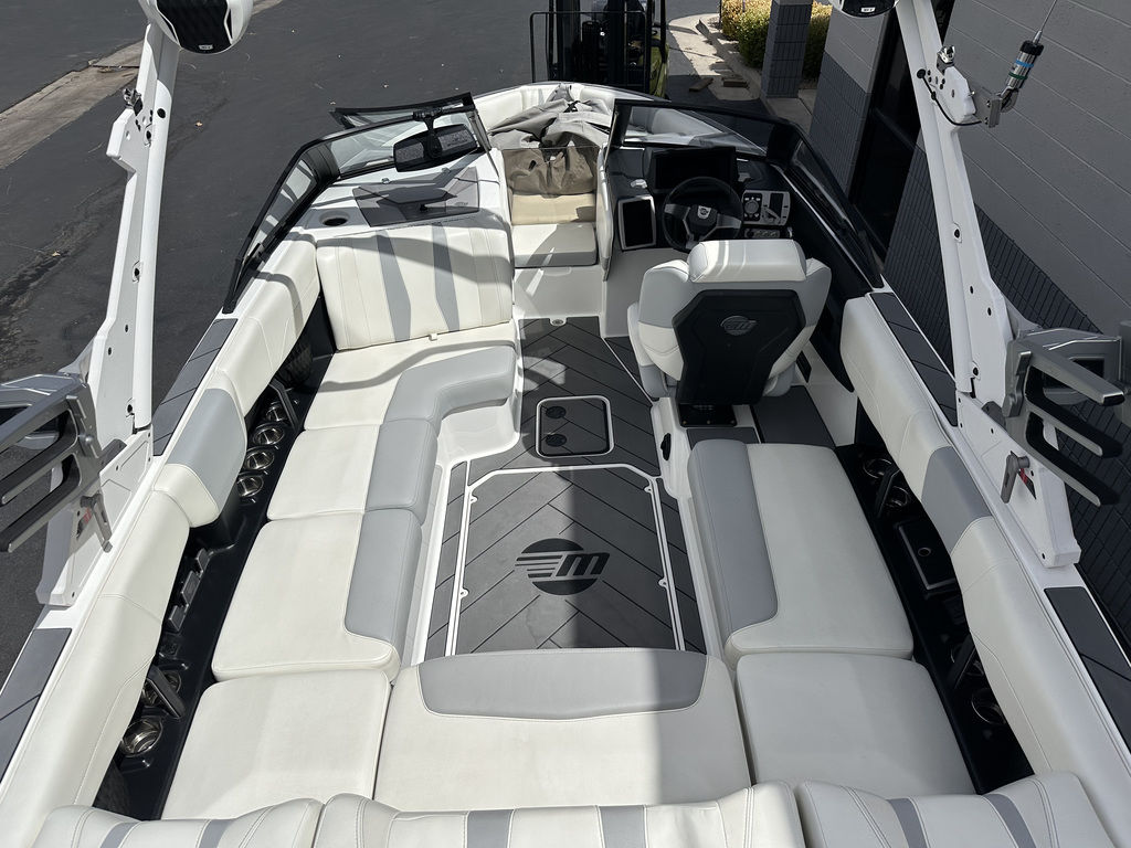 2023 Malibu Boats 22 LSV