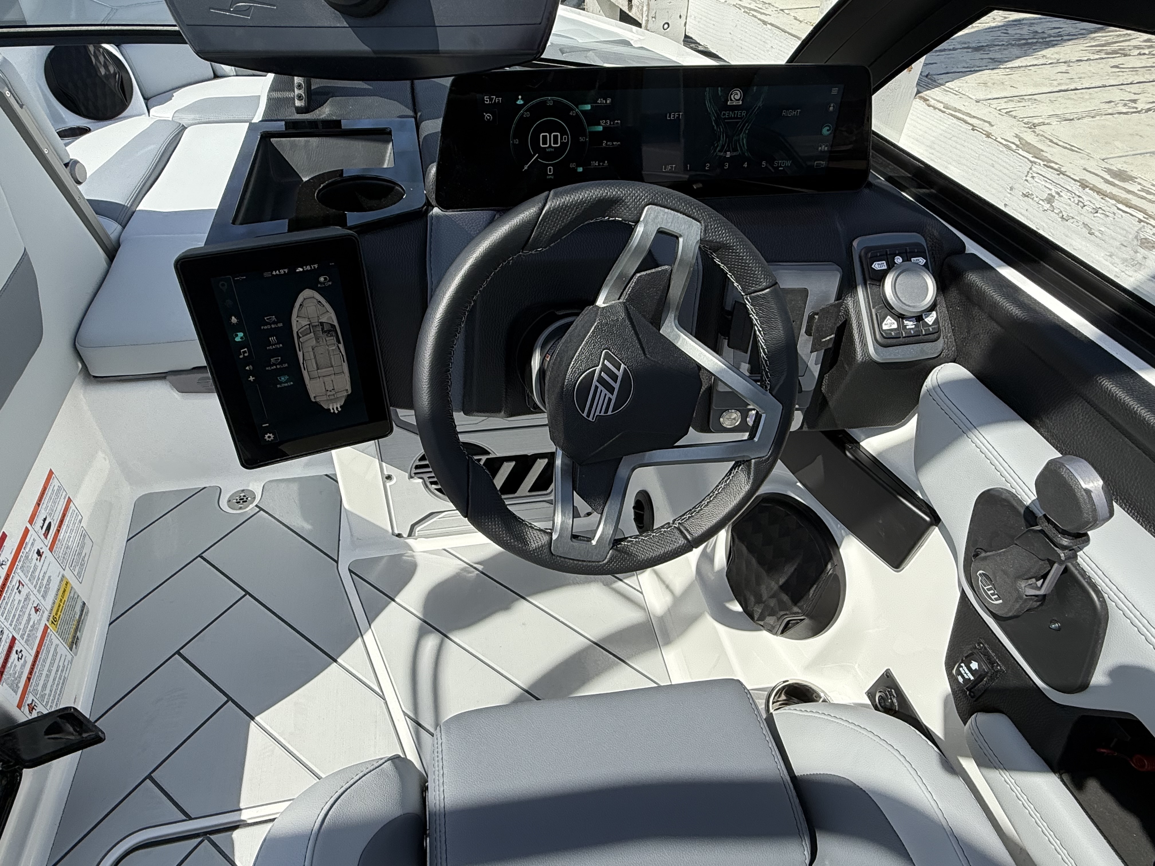2025 Malibu 23 LSV