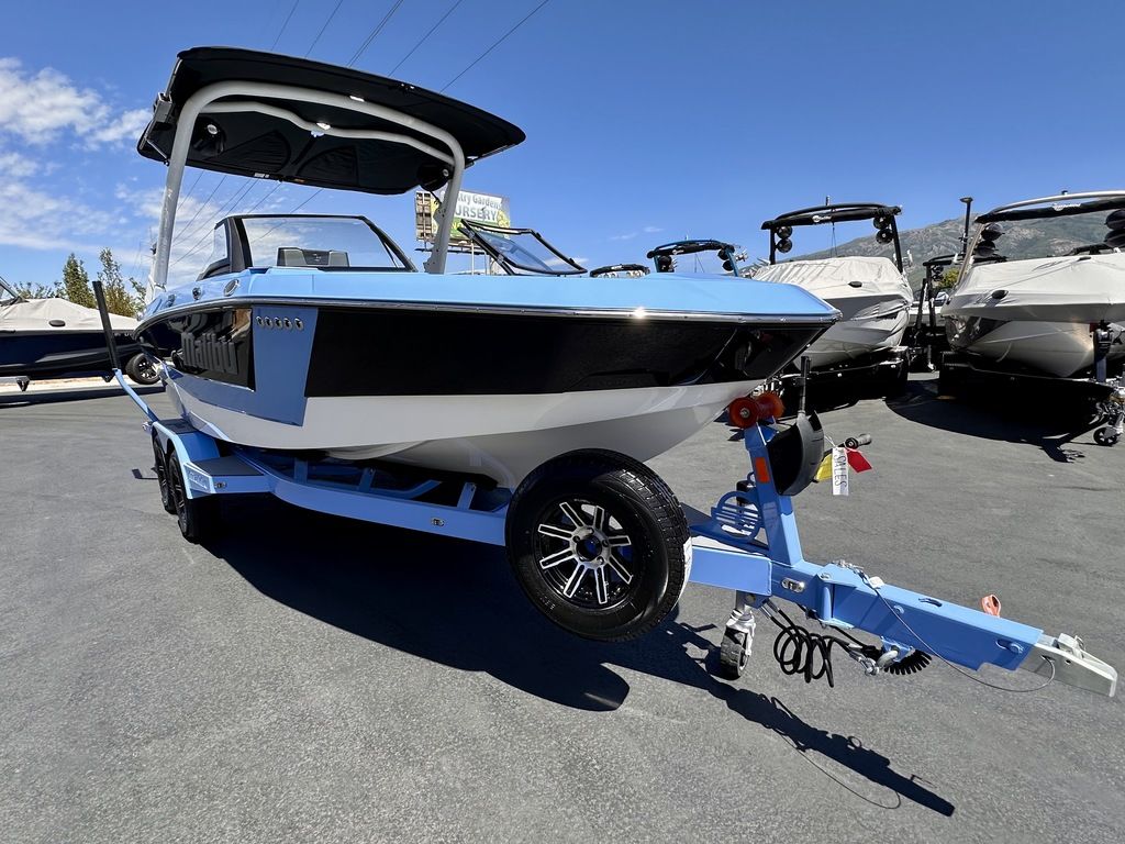 2024 Malibu Boats 21 LX