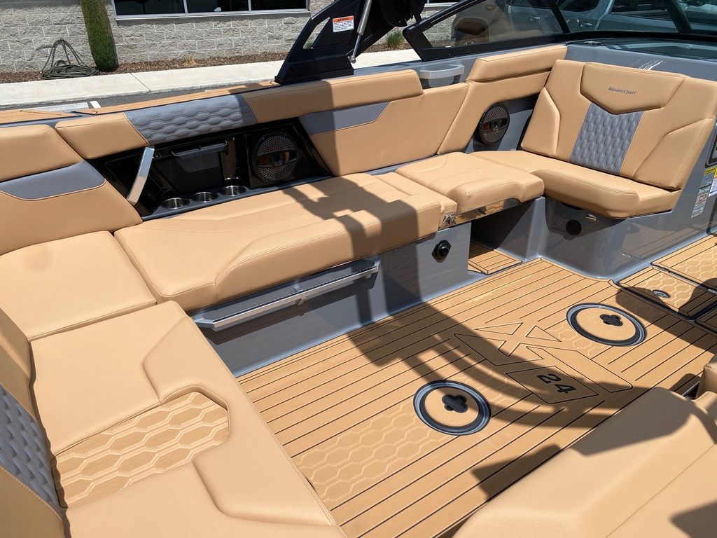 2025 MasterCraft XT24