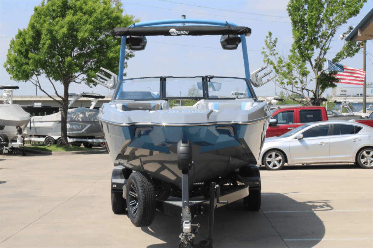 2025 Malibu 22 MXZ Icon
