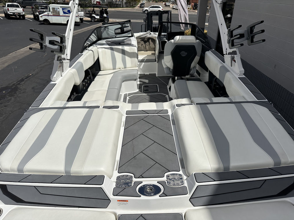 2023 Malibu Boats 22 LSV