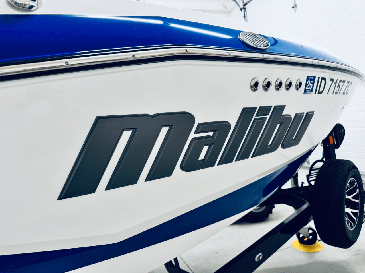 2023 Malibu 22 LSV Icon