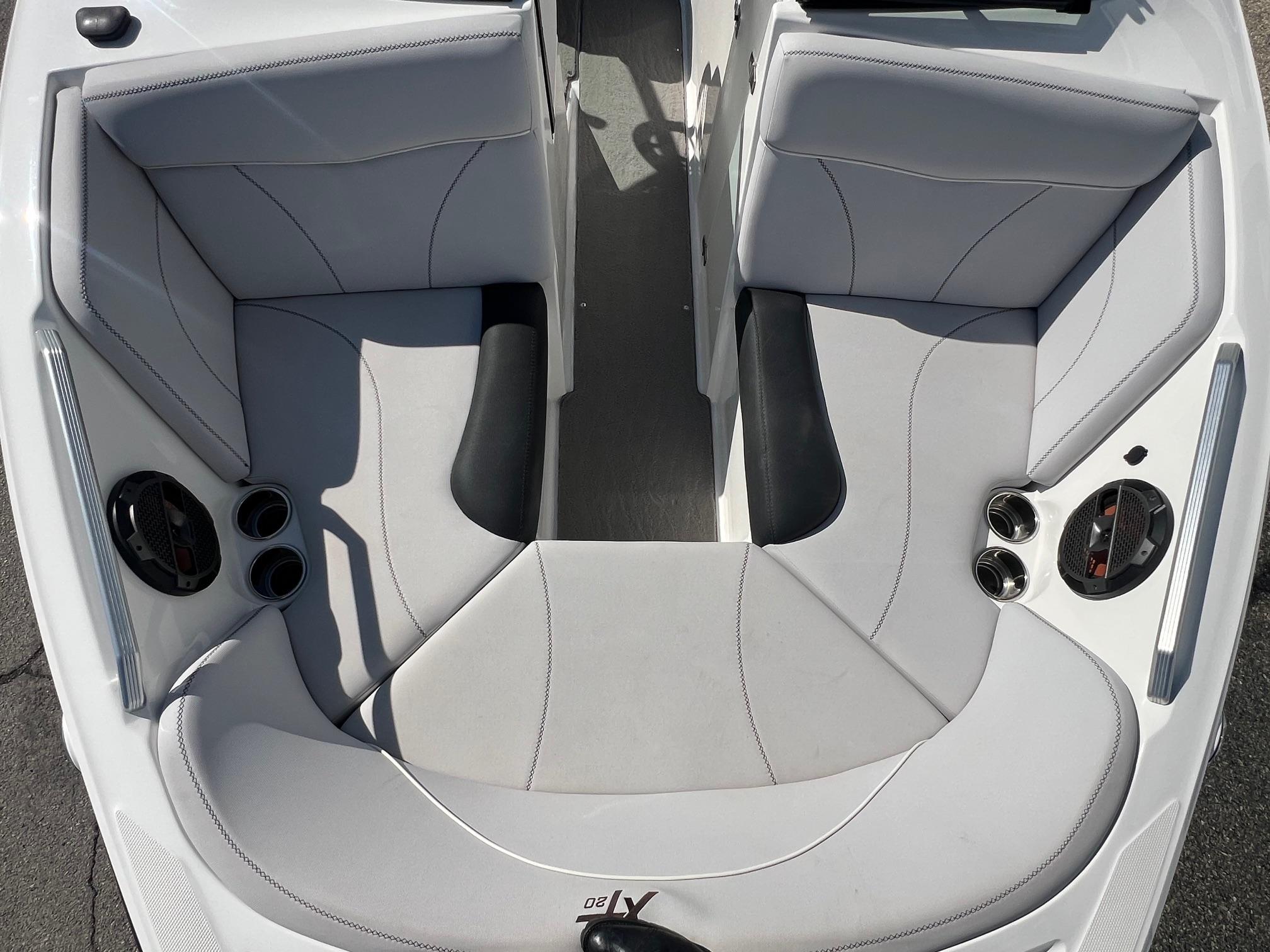 2019 20′ MasterCraft “XT20”