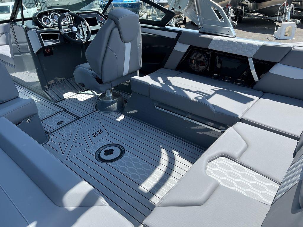 2023 MasterCraft XT22