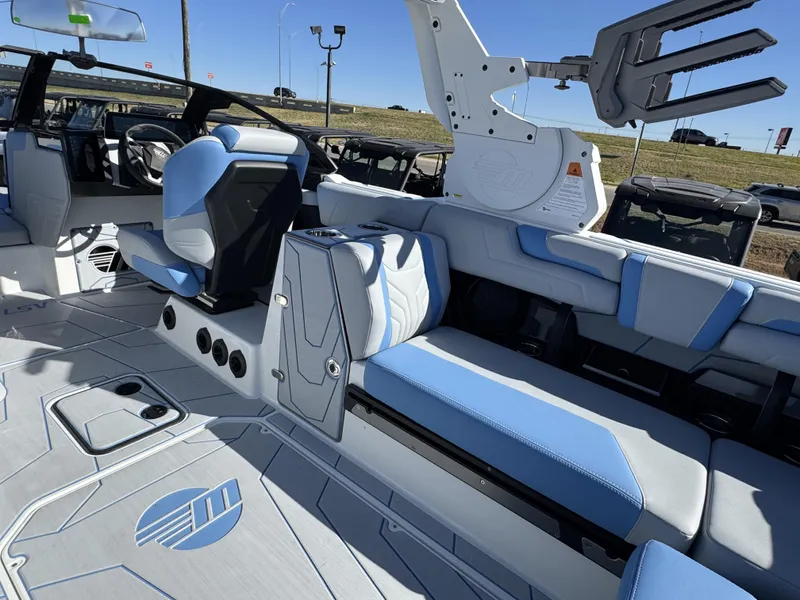 2025 Malibu 25 LSV