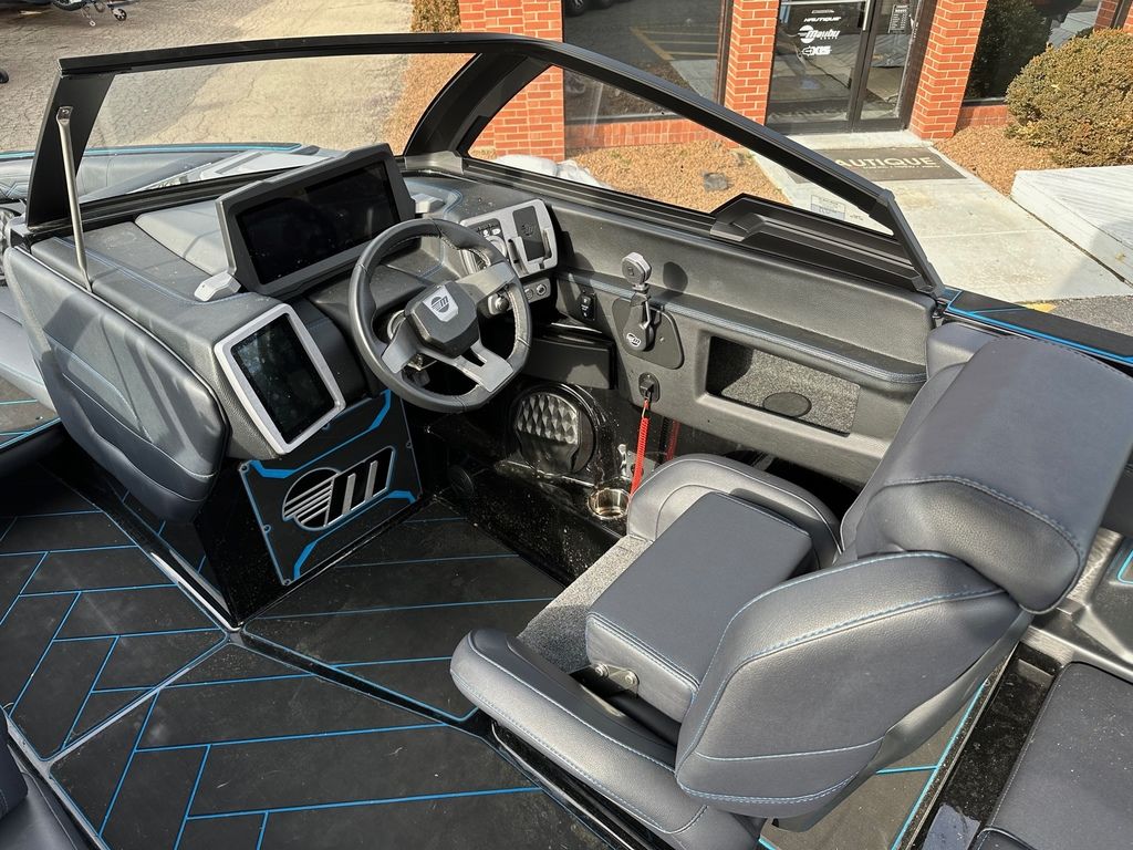 2023 Malibu Boats 26 LSV