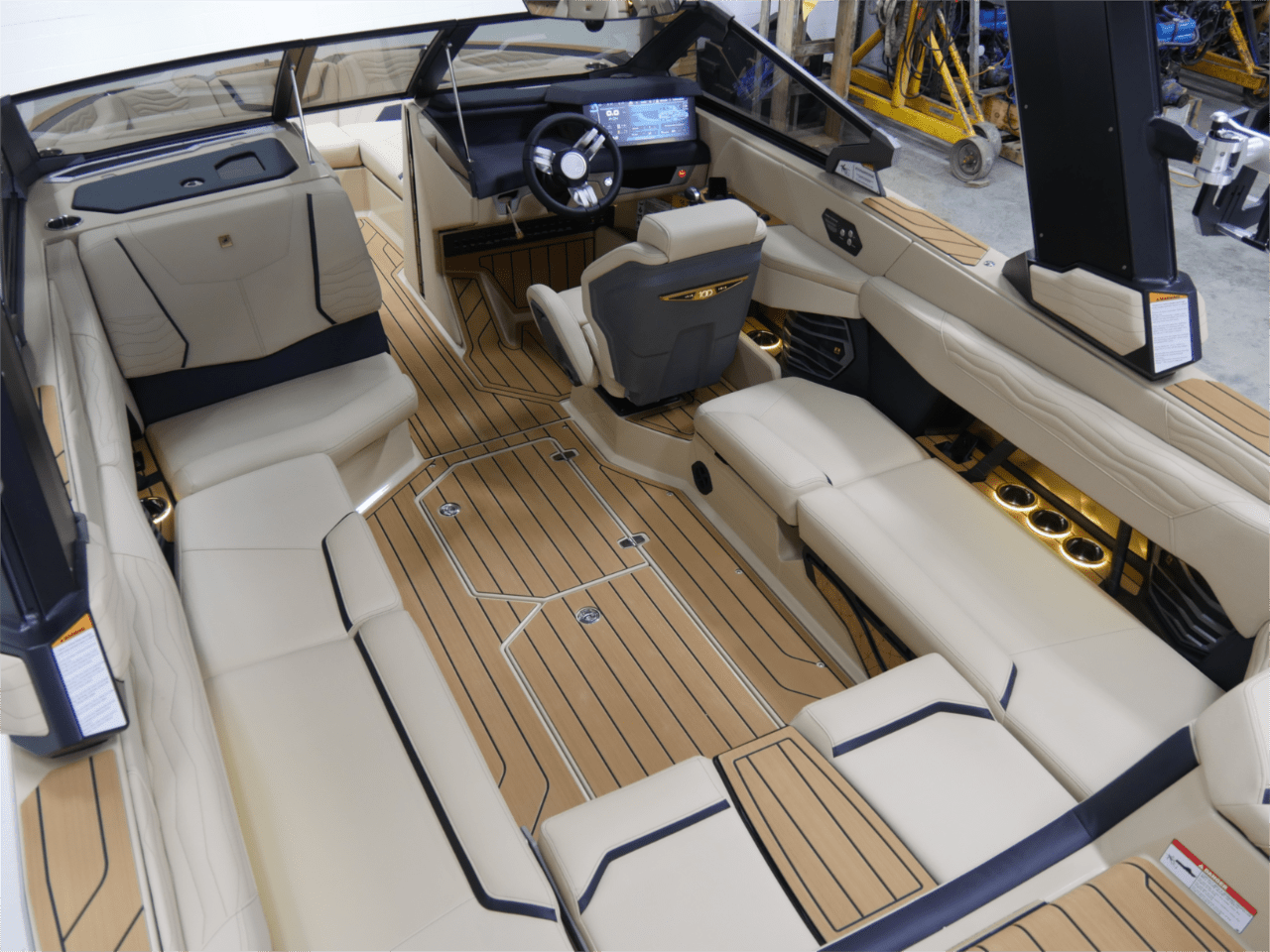 2025 Nautique G23 – Jet Black/Sahara Sand