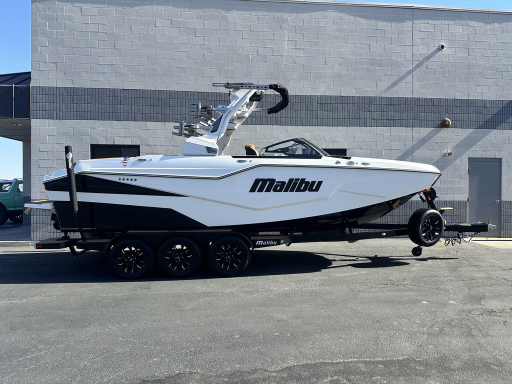 2025 Malibu Boats M242