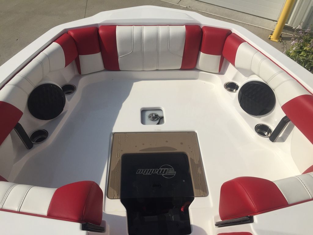 2022 Malibu Boats 21 LX Icon