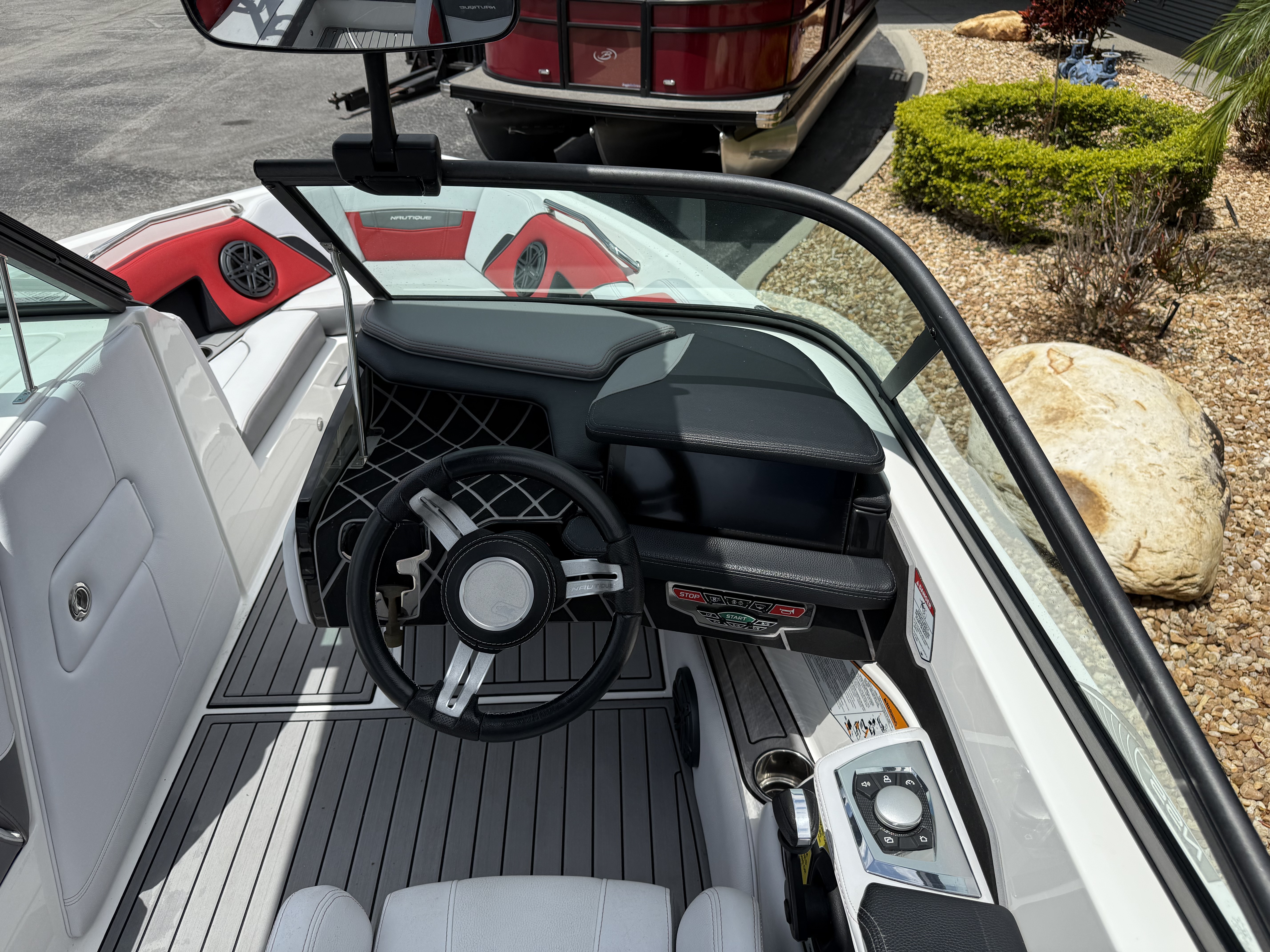 2018 Nautique 210