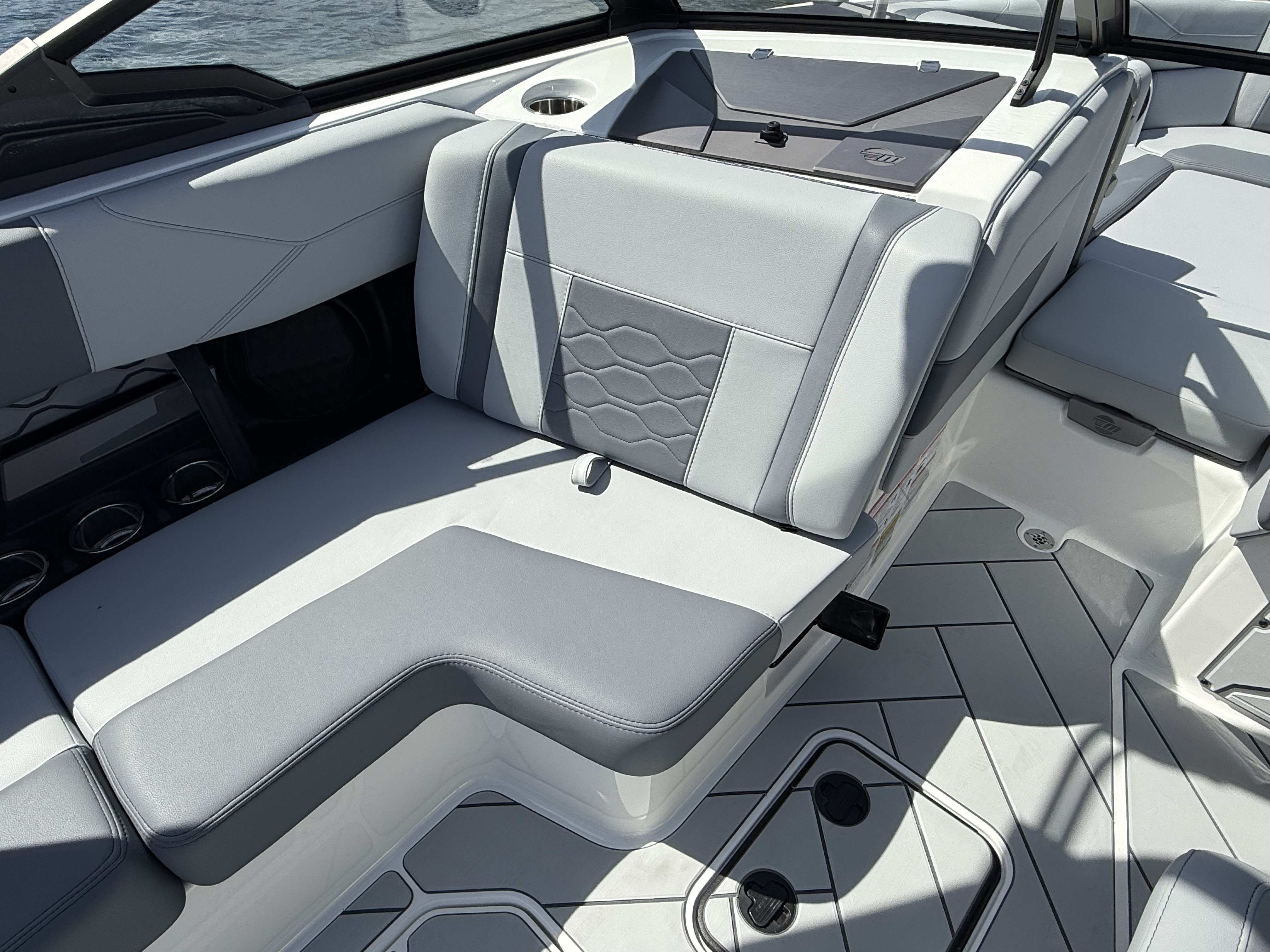 2025 Malibu 23 LSV