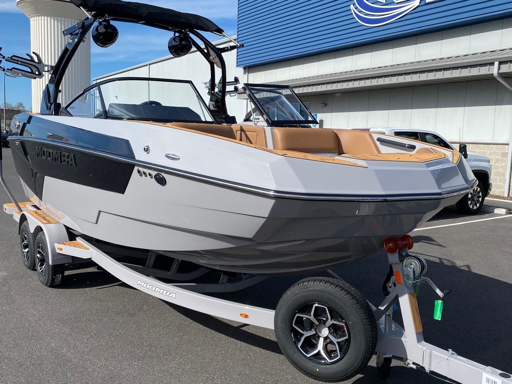 2025 MOOMBA MAX