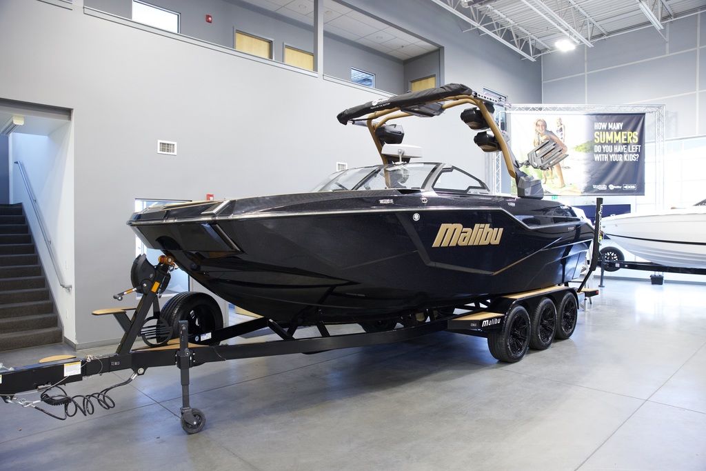 2025 Malibu Boats M242