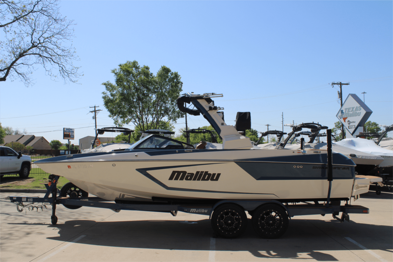2022 Malibu 24 MXZ Icon