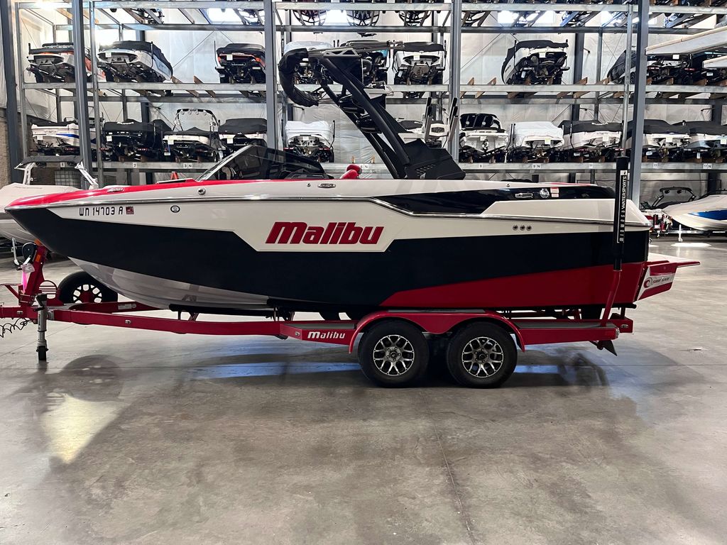 2021 Malibu Boats M220
