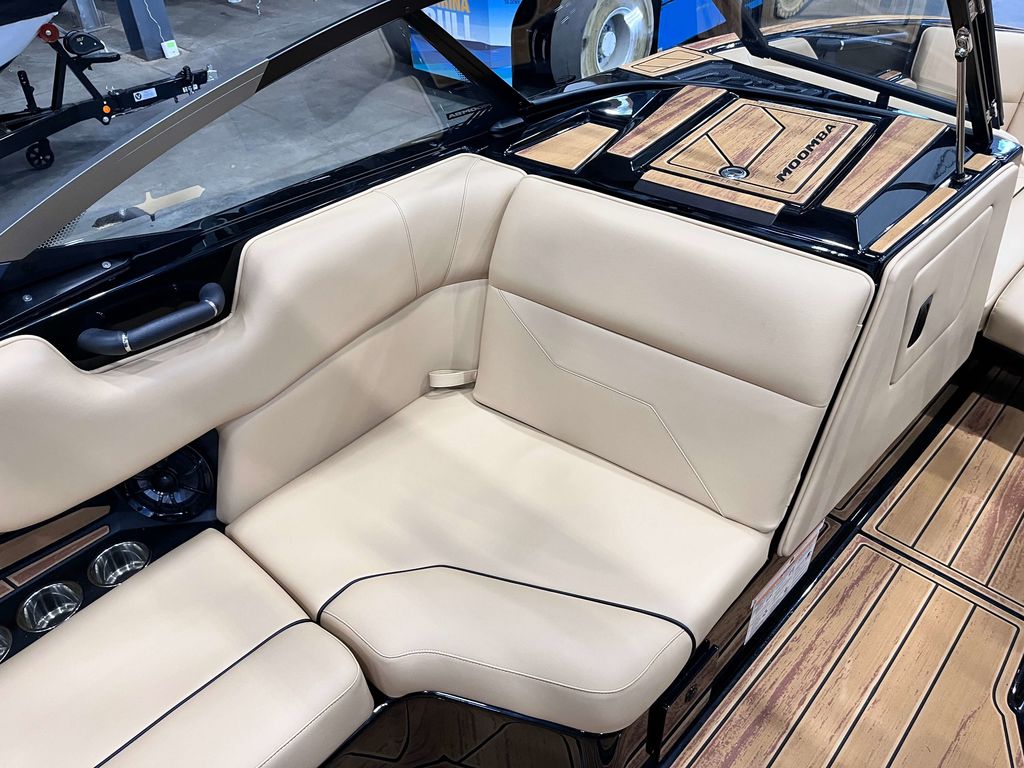 2025 MOOMBA Max