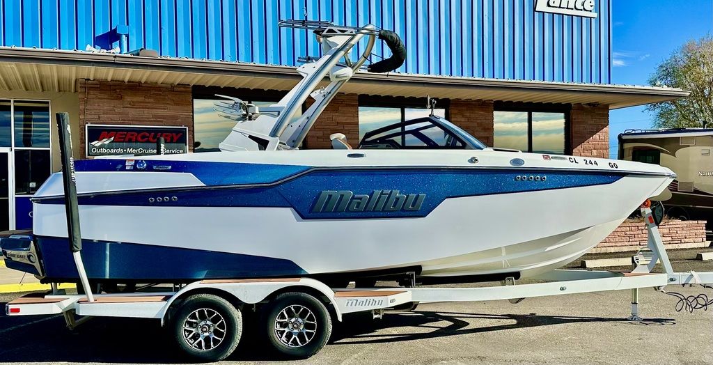 2023 Malibu Boats M220