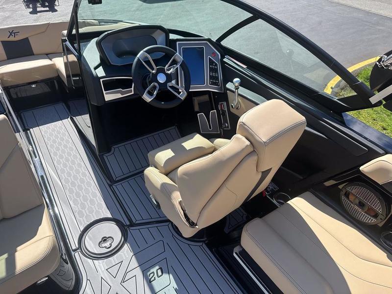New 2024 MasterCraft XT20