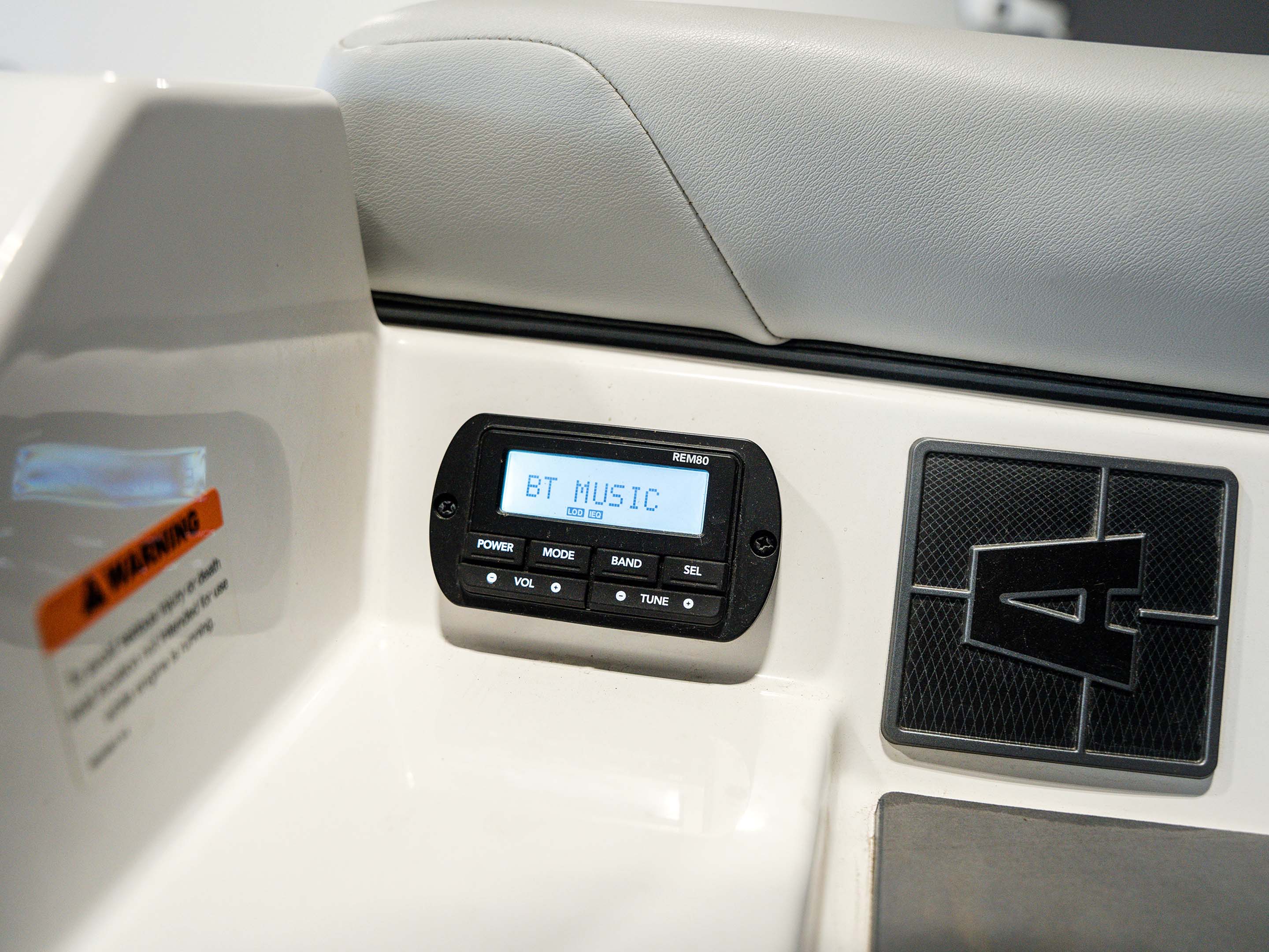 2023 Axis A20 White / Black Icon