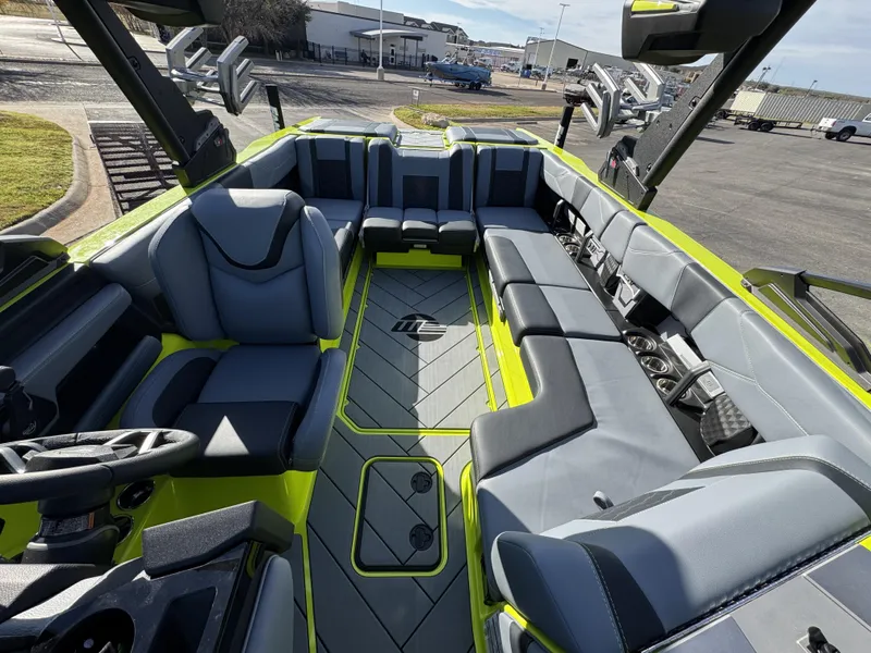 2025 Malibu 23 LSV