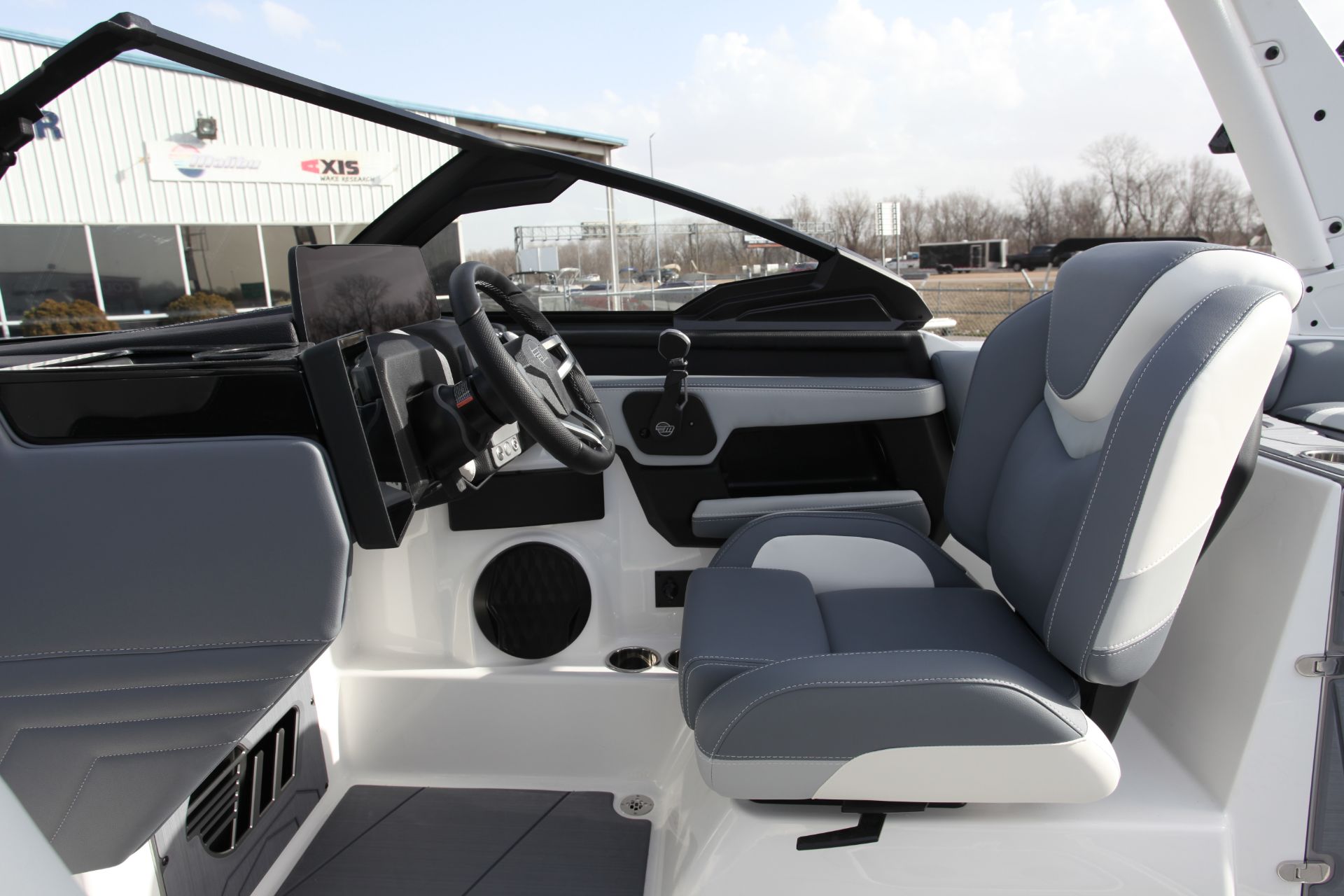  Malibu 25 LSV