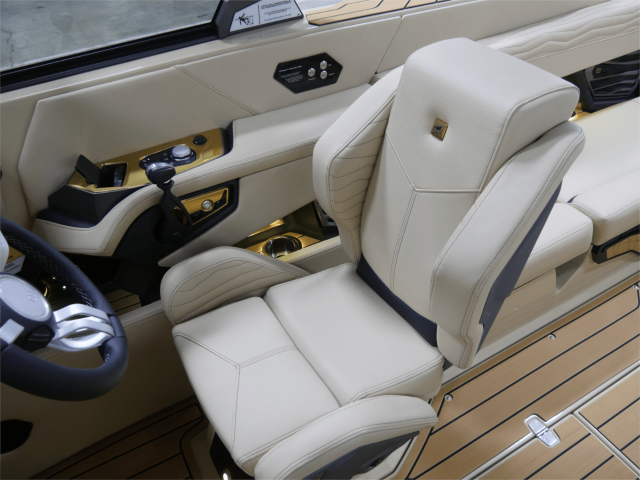 2025 Nautique G23 – Jet Black/Sahara Sand
