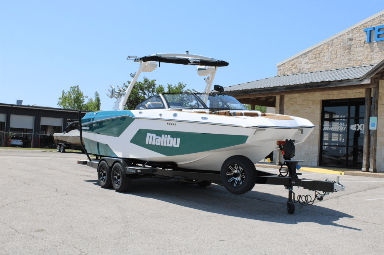 2025 Malibu 24 MXZ Icon