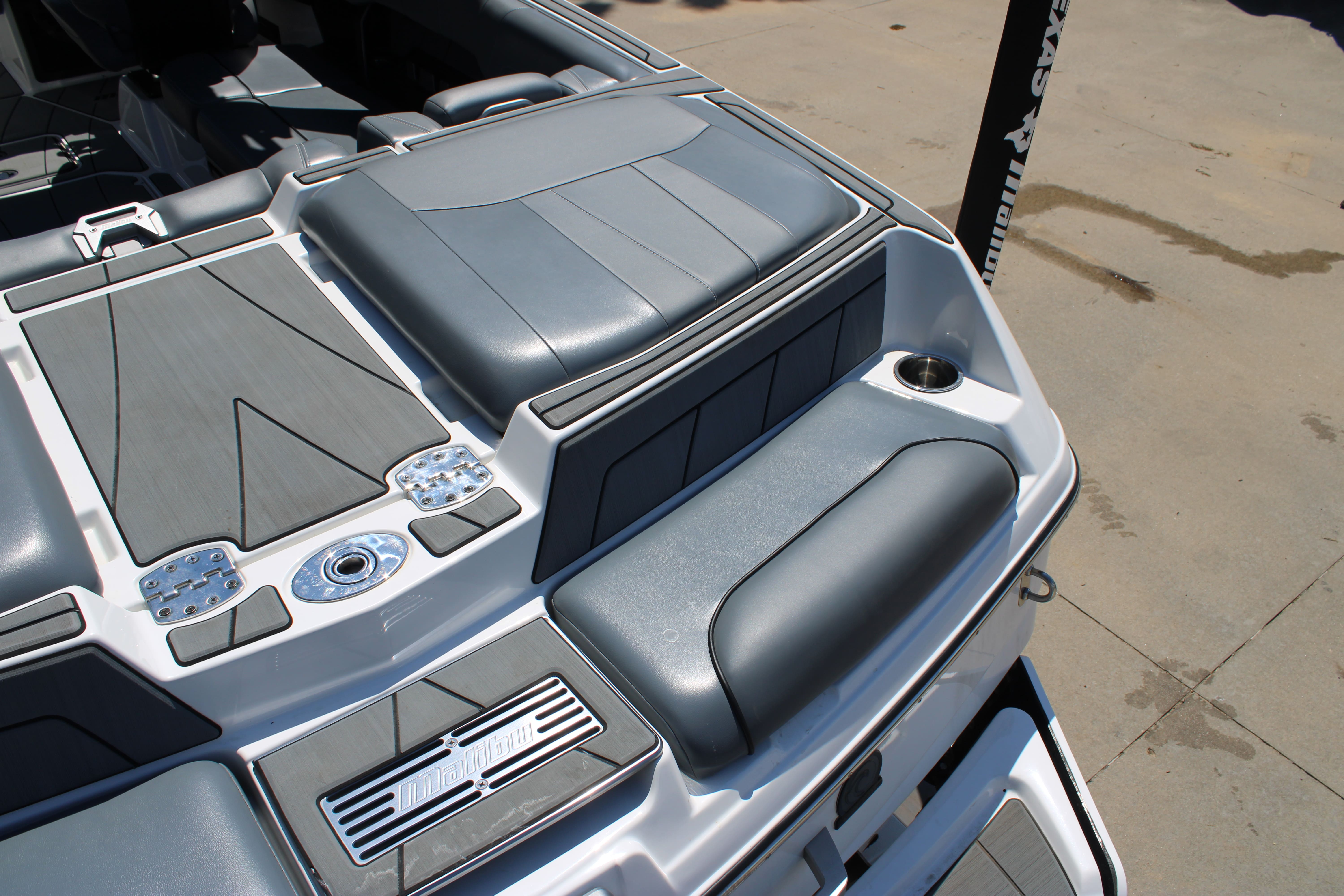 2022 Malibu 23 LSV