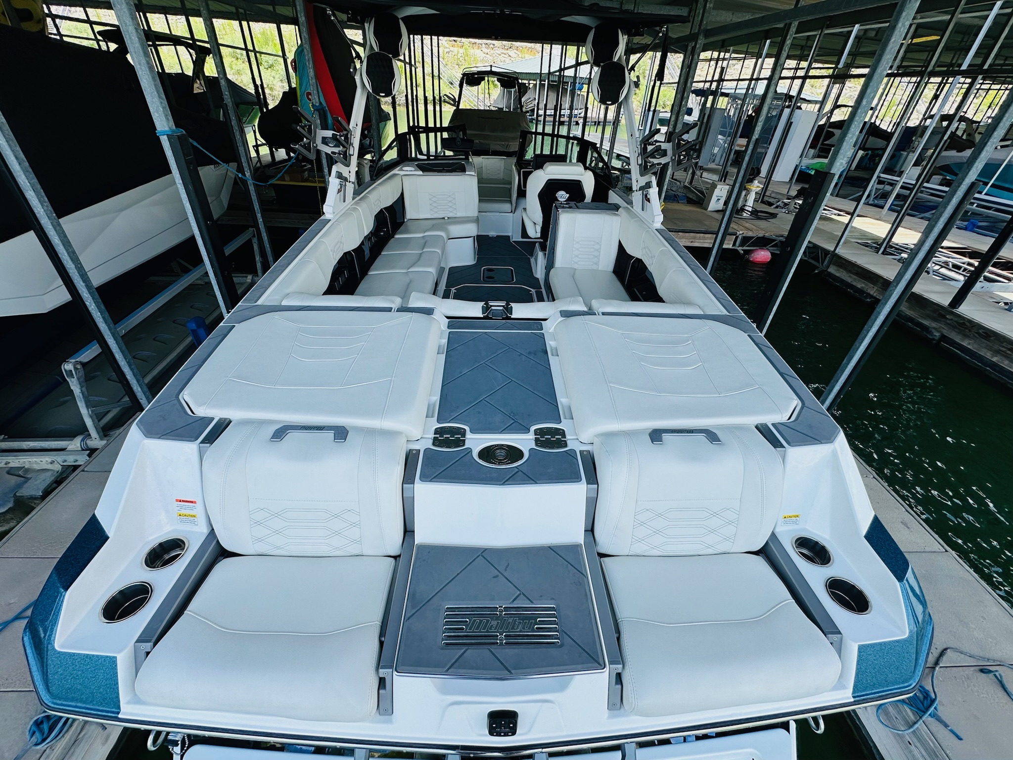 2023 Malibu Boats 25 LSV