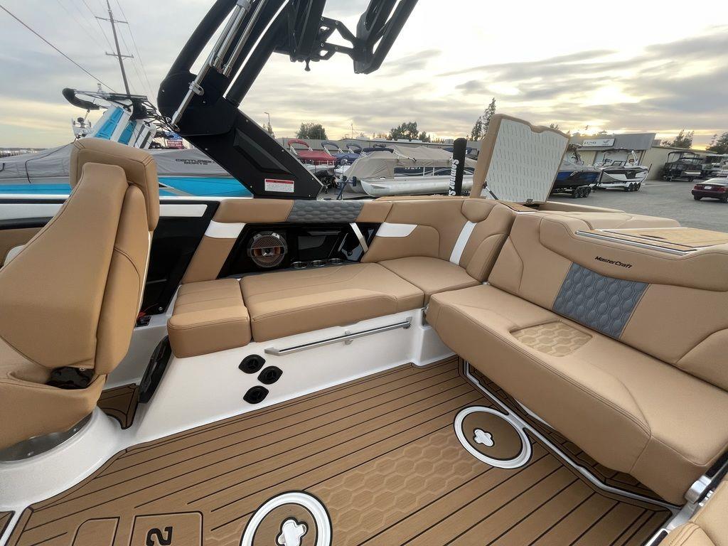 2022 MasterCraft XT22