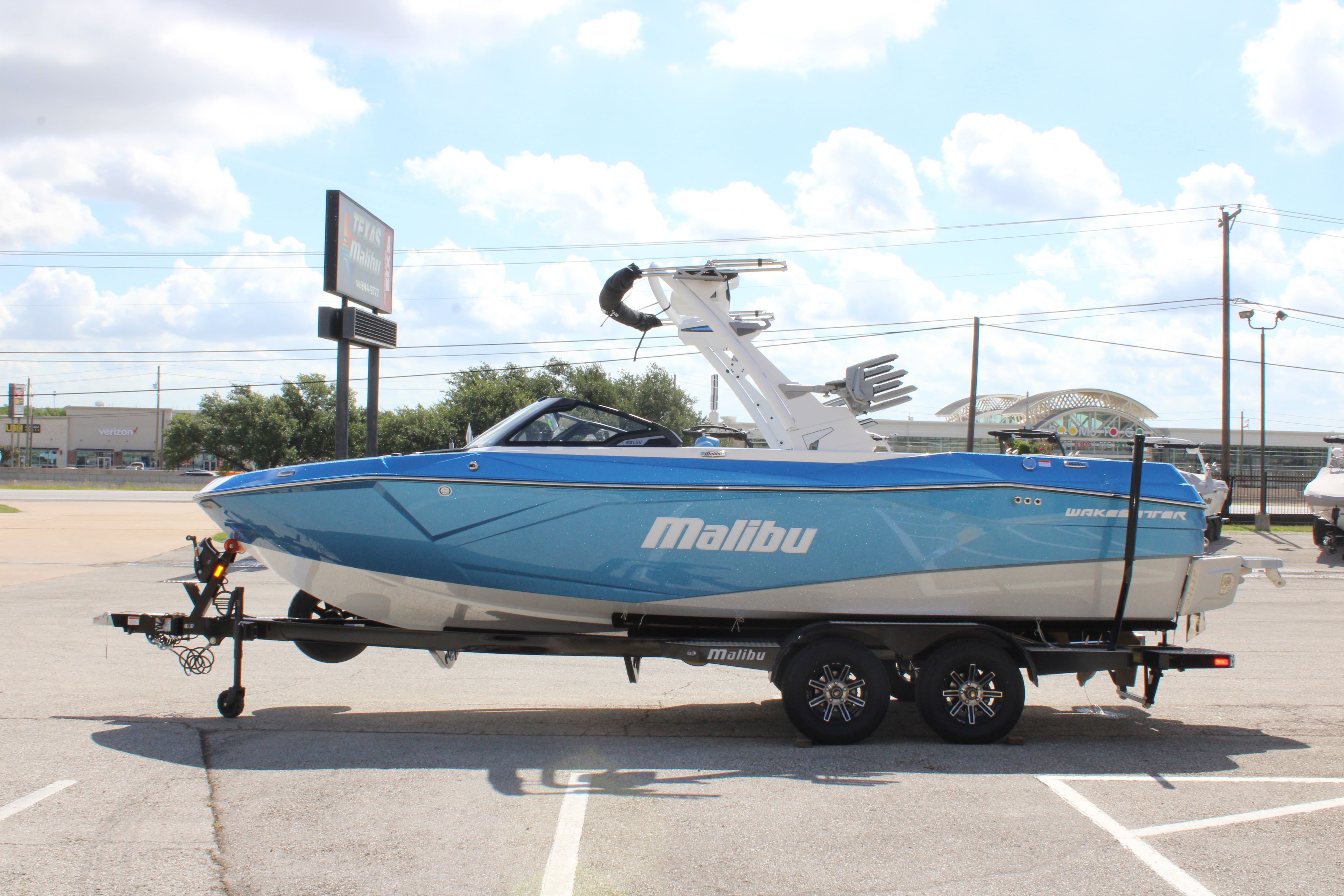 2025 Malibu 23 LSV