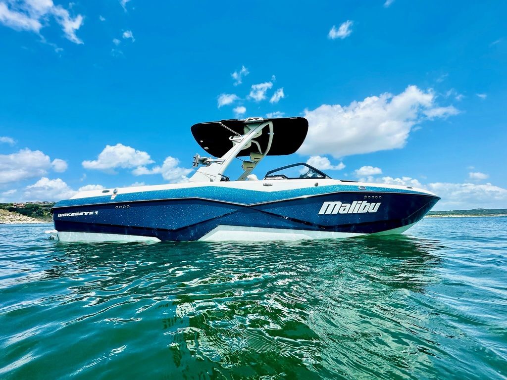 2023 Malibu Boats 25 LSV
