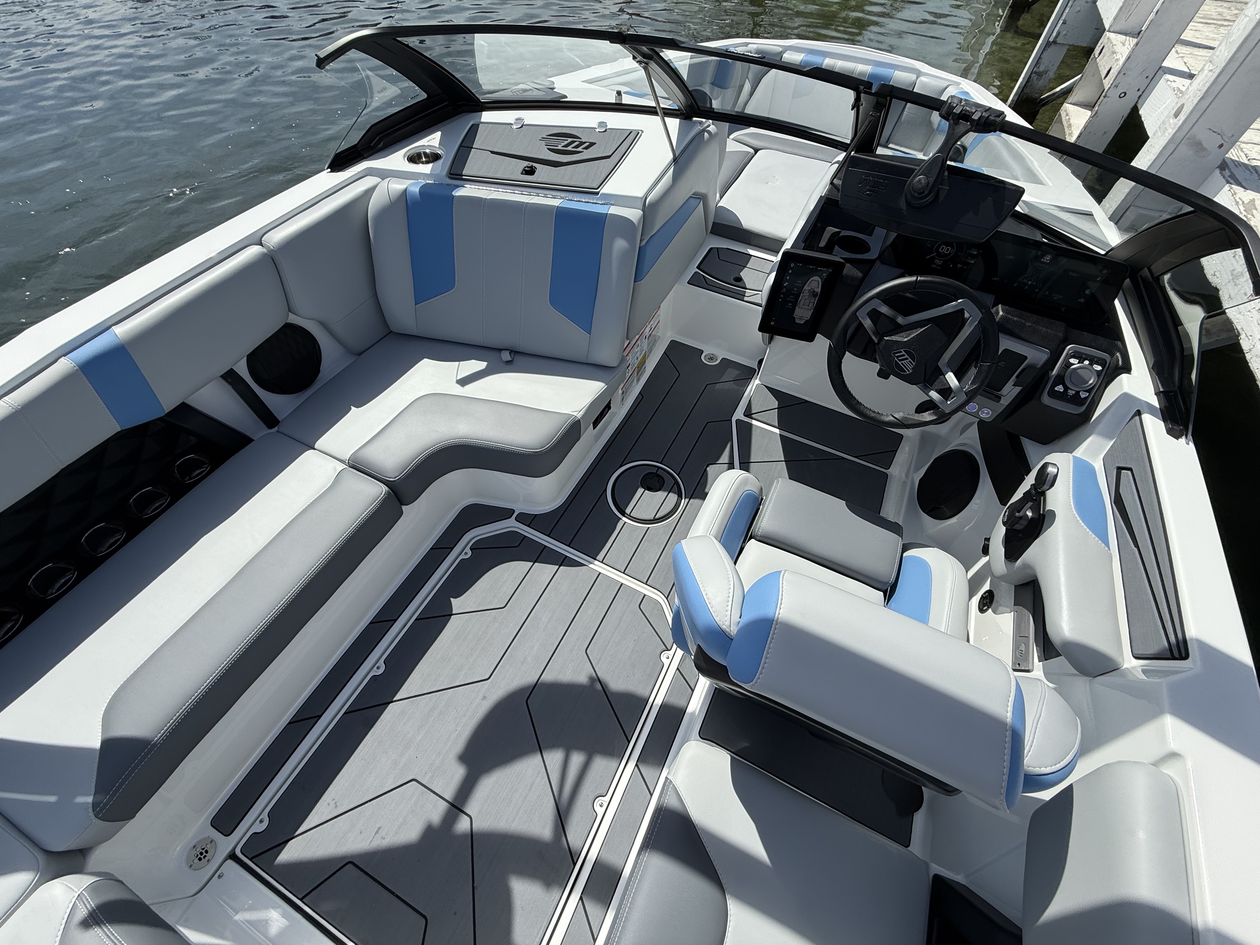 2025 Malibu 21 LX