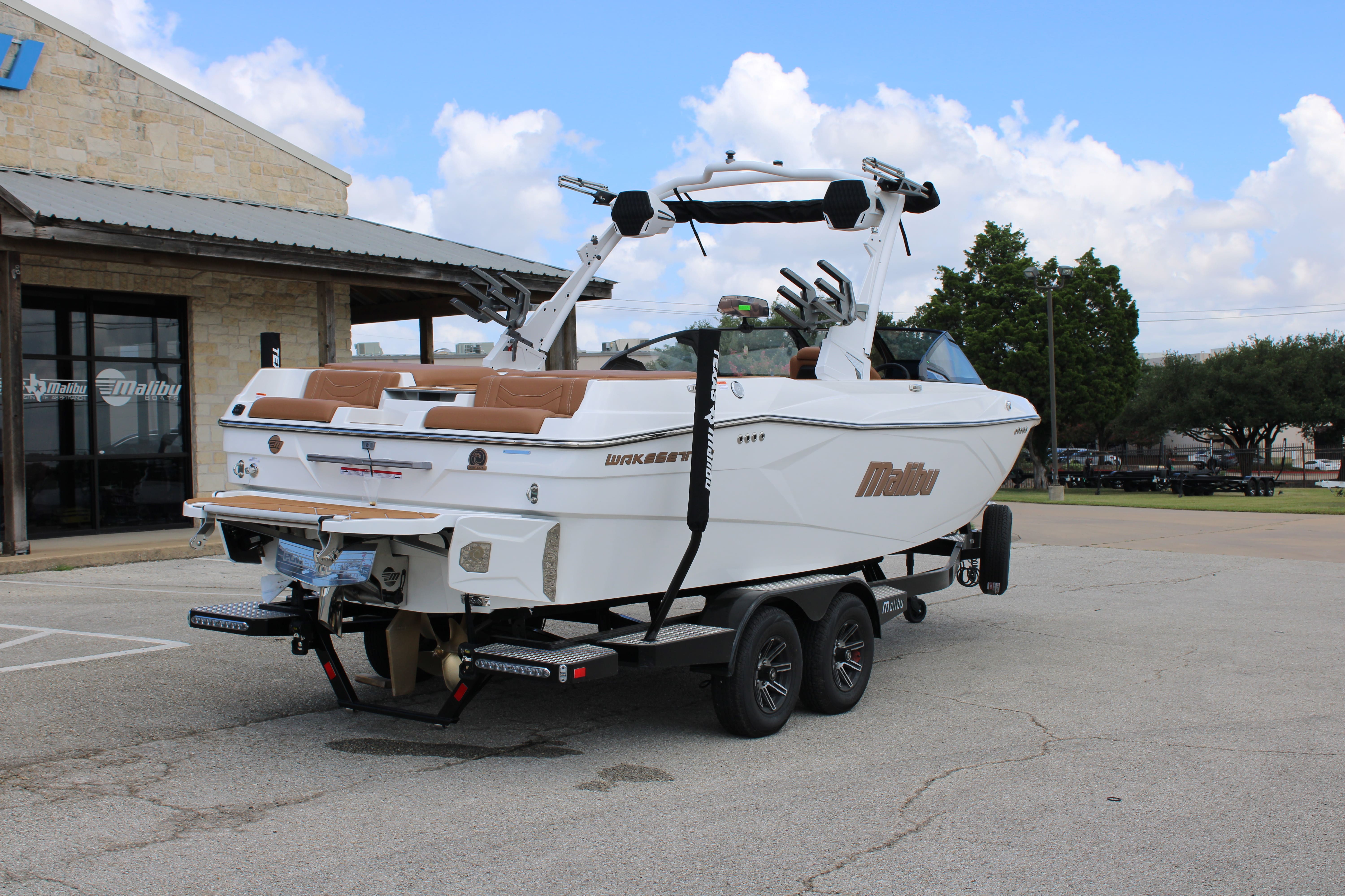 2025 Malibu 23 LSV