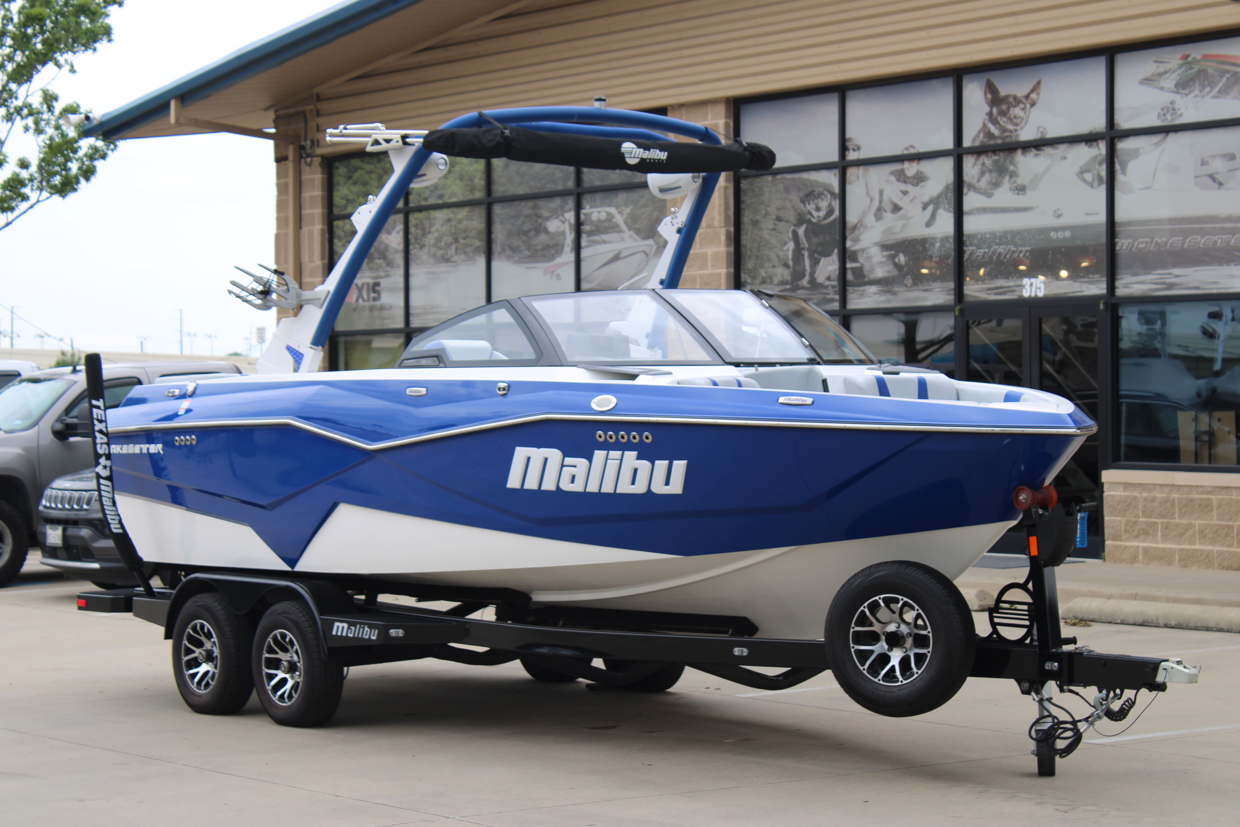 2023 Malibu 22 LSV
