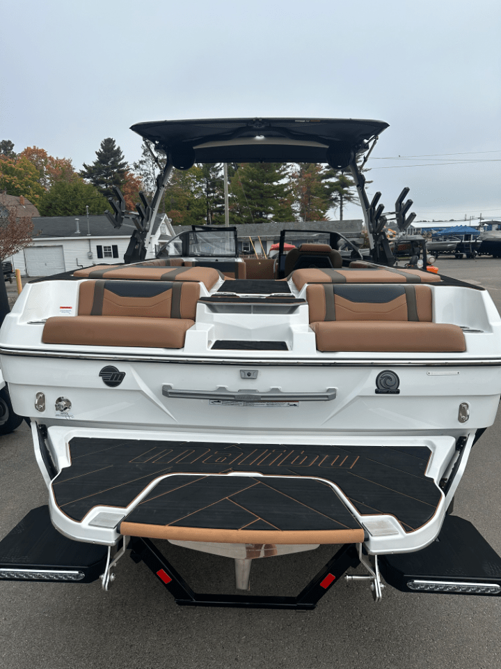 2025 Malibu 23 LSV