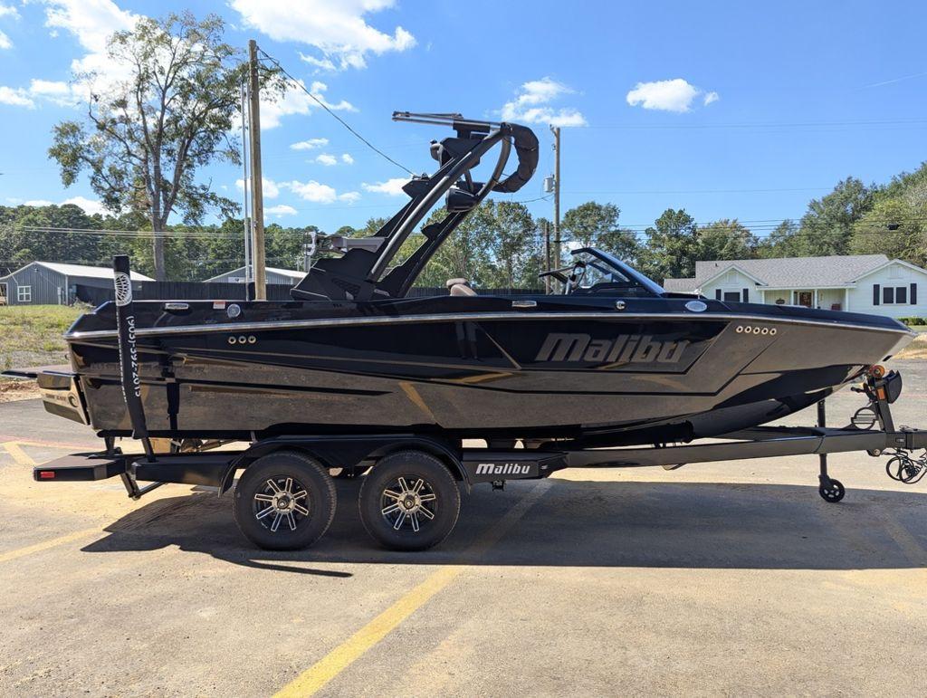 2025 Malibu 21 LX