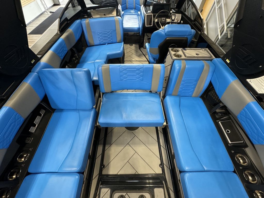 2022 Malibu Boats 25 LSV