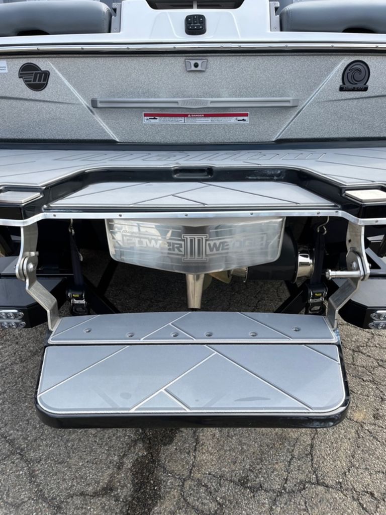 2023 Malibu Boats 25 LSV