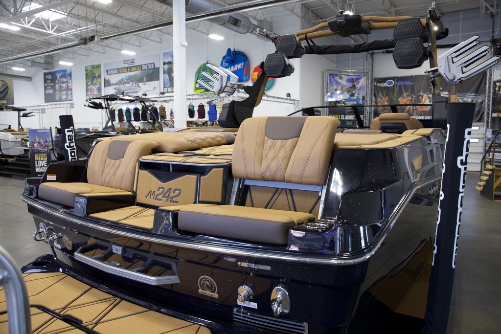 2025 Malibu Boats M242