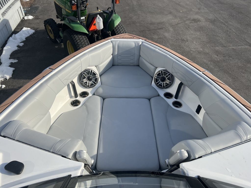 2022 Malibu Boats 25 LSV