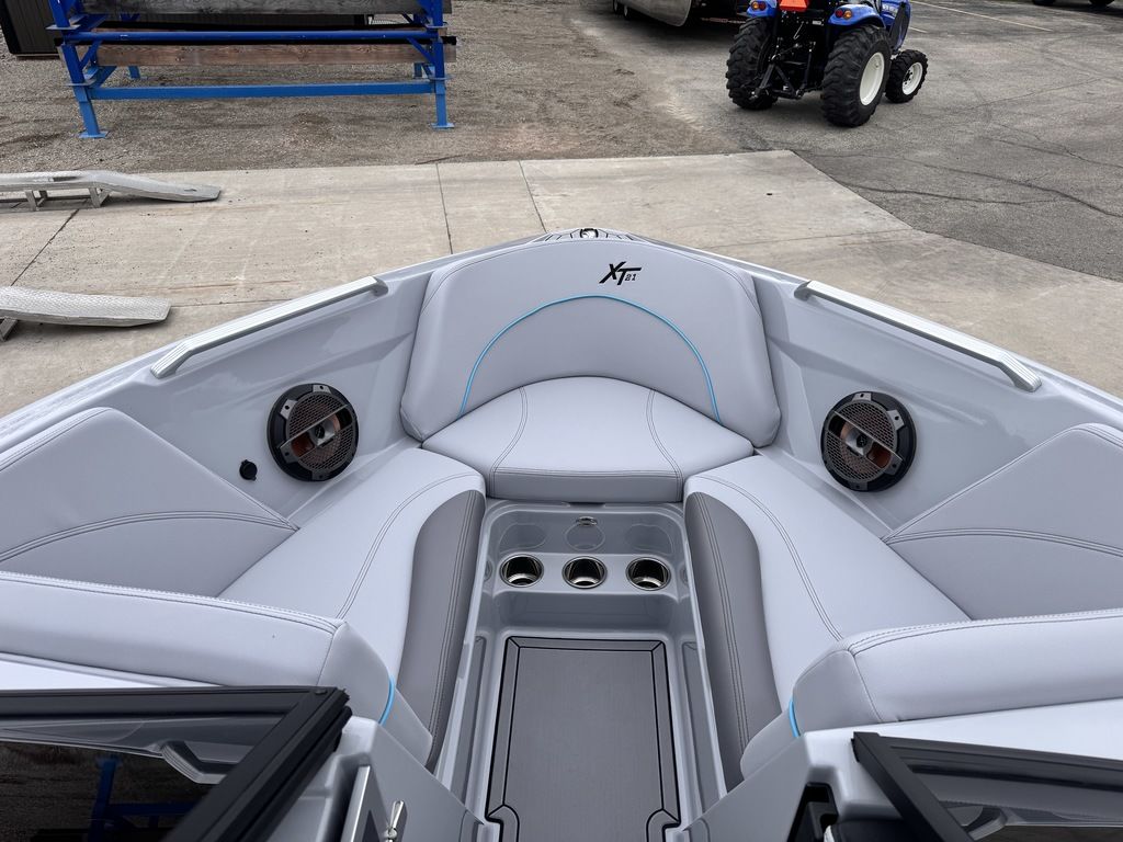 2022 MasterCraft XT21