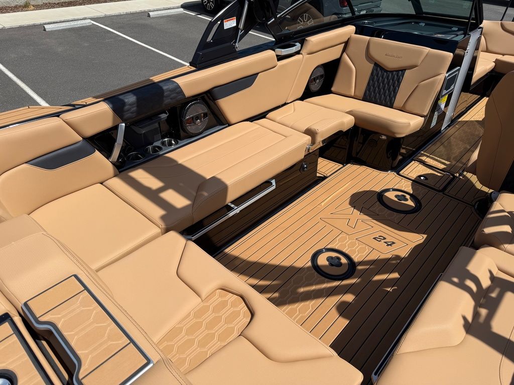 2025 MasterCraft XT24