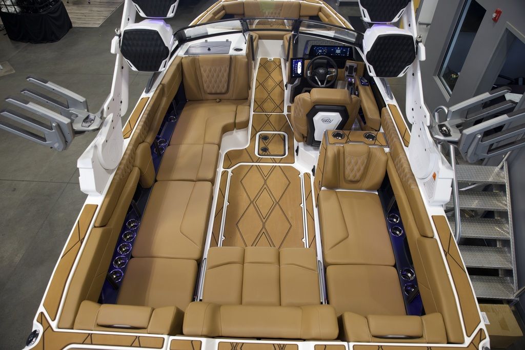 2025 Malibu Boats M242