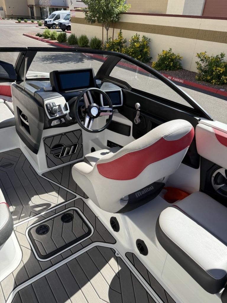 2018 Malibu Boats 23 LSV