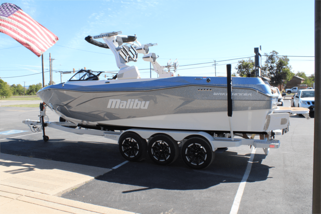 2025 Malibu 26 LSV