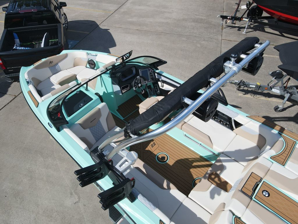 2023 MasterCraft XT22